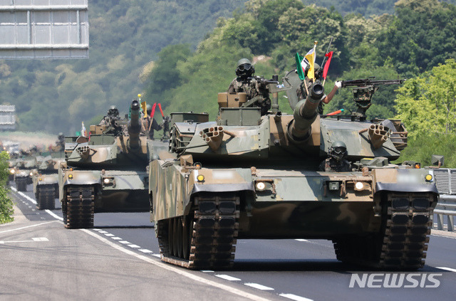 [파주=뉴시스] 고승민 기자 = 21일 경기 파주시 접경지역의 한 도로에서 K1A2 등 전차부대가 기동훈련을 하고 있다. 2020.06.18.kkssmm99@newsis.com