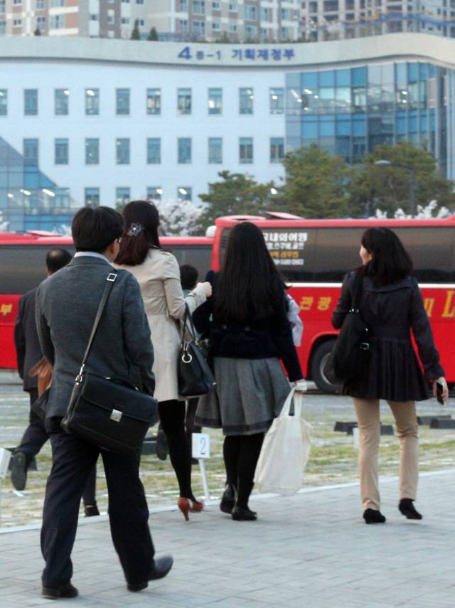 세종청사로 출근 중인 공무원들/연합뉴스