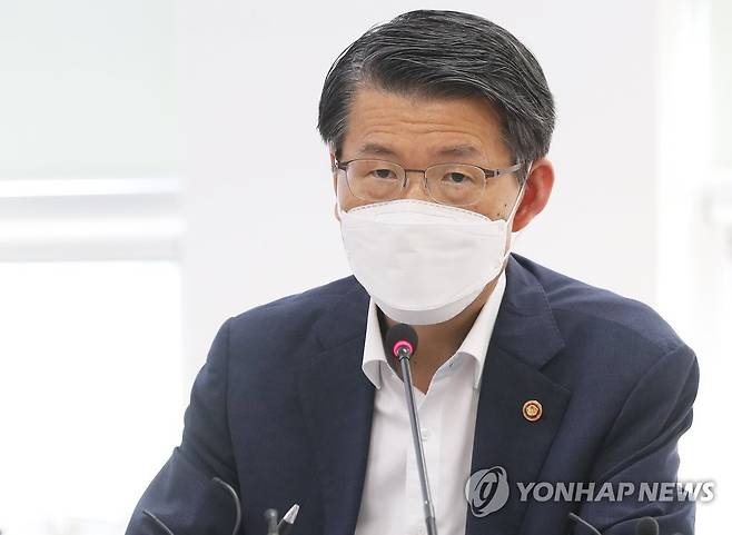 발언하는 은성수 금융위원장 (이천=연합뉴스) 홍기원 기자 = 은성수 금융위원장이 9일 오후 경기도 이천시 설성면 보험개발원 자동차기술연구소에서 열린 'AI기반 자동차보험 보상서비스 시연 및 간담회'에서 발언하고 있다. 2020.7.9 xanadu@yna.co.kr