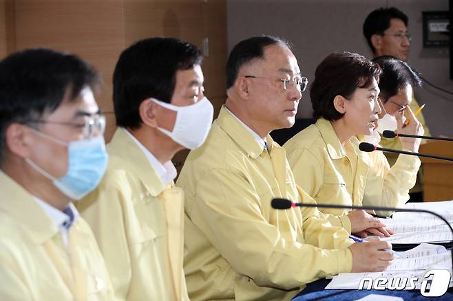김현미 국토교통부 장관이 10일 오전 서울 종로구 세종대로 정부서울청사에서 열린 제10차 비상경제 중앙대책본부 회의 결과 브리핑에서 취재진의 질문에 답하고 있다. 2020.7.10/뉴스1 © News1 박정호 기자