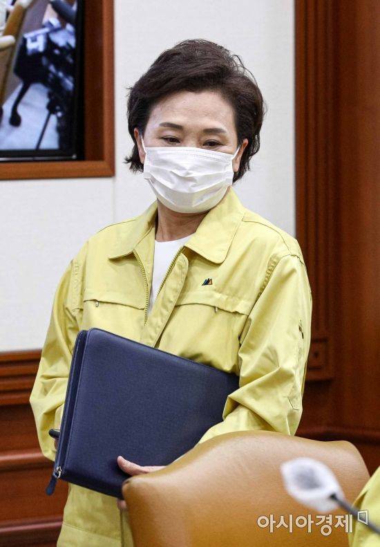 김현미 국토교통부 장관이 10일 서울 종로구 정부서울청사에서 열린 '제10차 비상경제 중앙대책본부회의'에 참석하고 있다./강진형 기자aymsdream@