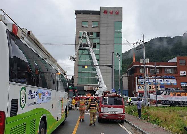 전남소방본부 119구조대원들이 이날 새벽 불이 난 전남 고흥군 윤호21병원 주변을 정리하고 있다. 김용희 기자 kimyh@hani.co.kr