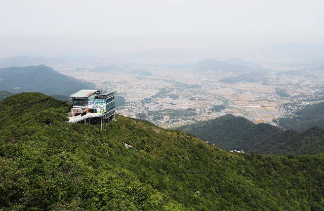 두륜산 전망대에서 바라본 풍경. 상부 정류장 아래로 드넓은 평야가 펼쳐진다.