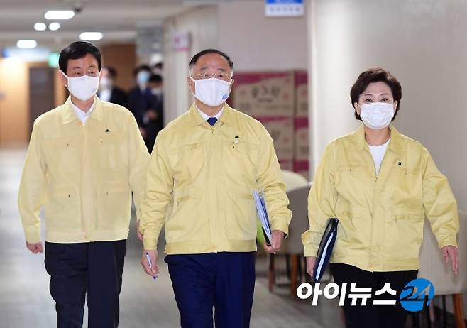 홍남기 경제부총리 겸 기획재정부 장관이 10일 오전 정부서울청사에서 6·17 부동산 정책 후속 대책을 발표하기 위해 이동하고 있다. (왼쪽부터) 진영 행정안전부 장관, 홍남기 부총리, 김현미 국토교통부 장관.
