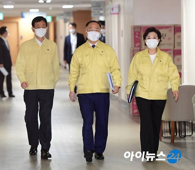 홍남기 경제부총리 겸 기획재정부 장관이 10일 오전 정부서울청사에서 6·17 부동산 정책 후속 대책을 발표하기 위해 이동하고 있다. (왼쪽부터) 진영 행정안전부 장관, 홍남기 부총리, 김현미 국토교통부 장관.