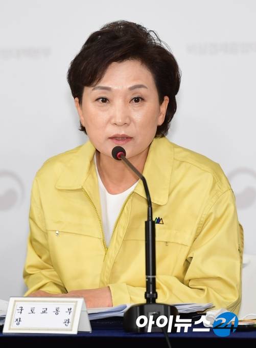 김현미 국토교통부장관이 10일 오전 정부서울청사에서  6·17 부동산 정책 후속 대책 발표 자리에서 질의응답을 갖고 있다.