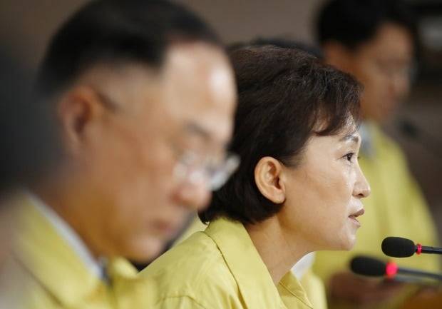 김현미 국토교통부 장관이 10일 오전 정부서울청사에서 열린 6·17 부동산 정책 후속 대책 발표 브리핑에서 취재진 질문에 답하고 있다. (사진=연합뉴스)