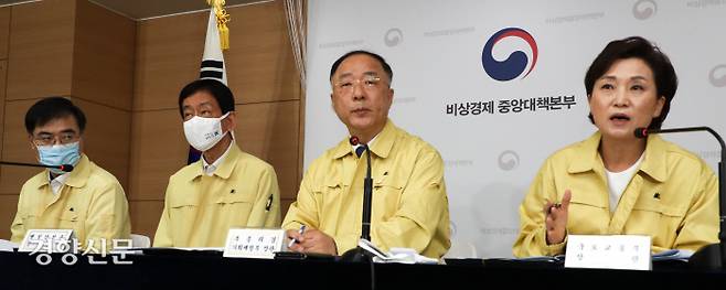 김현미 국토교통부 장관(맨 오른쪽)이 10일 오전 정부서울청사에서 홍남기 부총리 겸 기획재정부 장관(오른쪽에서 두 번째) 등과 함께 7·10 부동산 대책을 발표하고 있다. 이상훈 선임기자 doolee@kyunghyang.com