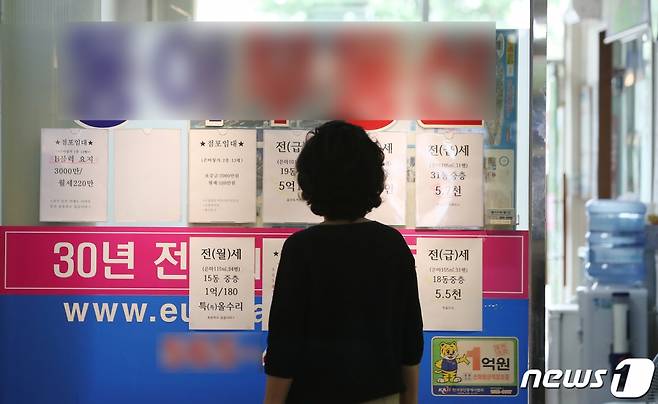 정부가 종부세 강화 등 7.10 부동산 대책을 발표한 날 오후 강남 한 부동산 중개업소에서 한 시민이 시세표를 보고 있다. /사진제공=뉴스1