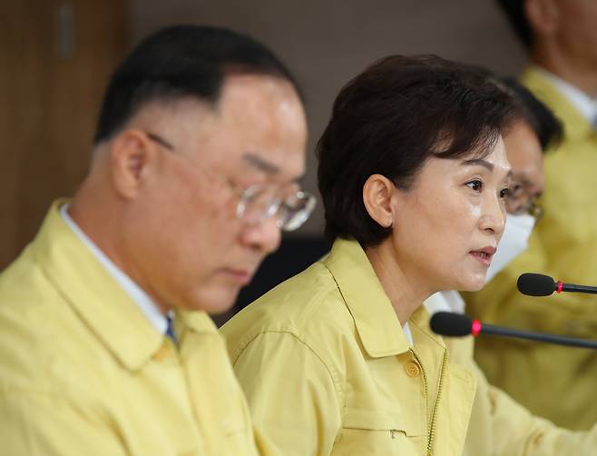 김현미 국토교통부 장관이 10일 오전 정부서울청사에서 열린 6·17 부동산 정책 후속 대책 발표 브리핑에서 취재진 질문에 답하고 있다. 왼쪽은 홍남기 경제부총리. [연합뉴스]