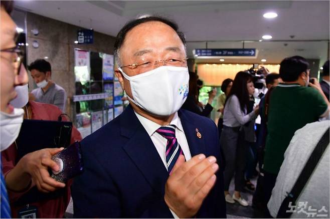 홍남기 경제부총리가 9일 오후 국회 의원회관에서 부동산 대책과 관련한 당정협의를 마친 뒤 회의실을 나서고 있다. (사진=윤창원 기자_