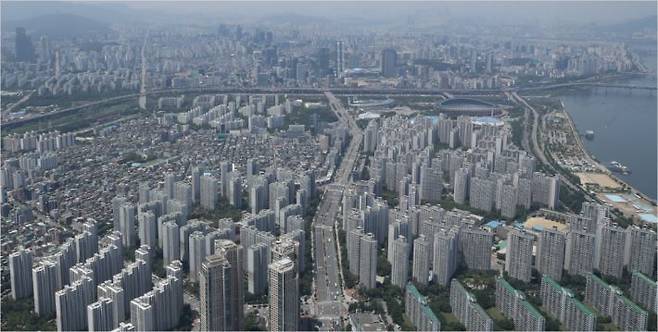 서울 송파구 롯데월드타워 전망대에서 바라본 잠실과 삼성동 일대. (사진=연합뉴스)