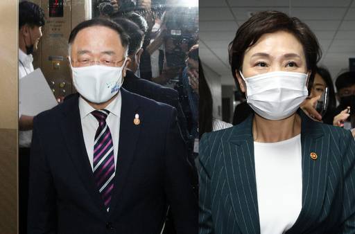 홍남기 부총리와 김현미 국토교통부 장관이 9일 오후 서울 여의도 국회 의원회관에서 부동산대책과 관련해 열린 당정청 회의를 마친 후 각각 국회를 나서고 있다. 뉴스1