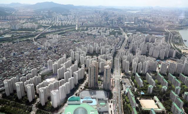 서울 롯데월드타워 서울스카이에서 바라본 송파구 아파트 단지 모습. /연합뉴스