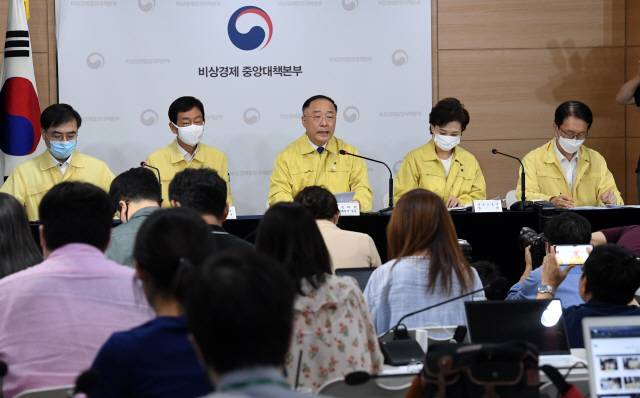 10일 서울 종로구 정부서울청사에서 열린 6·17 부동산 정책 후속 대책 발표 브리핑에서 홍남기 경제부총리 겸 기획재정부 장관이 발언하고 있다. /성형주기자 2020.07.10