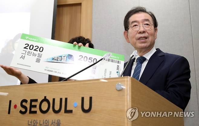 '서울판 그린뉴딜' 발표 기자회견의 박원순 서울시장 (서울=연합뉴스) 경찰에 박원순 서울시장이 실종됐다는 신고가 9일 오후 접수됐다. 경찰과 소방 관계자들이 이날 서울 종로와 성북구 북악산 일대를 수색하고 있다. 사진은 지난 8일 서울시청에서 열린 '서울판 그린뉴딜' 기자설명회 정책을 설명하는 박 시장. [연합뉴스 자료사진]