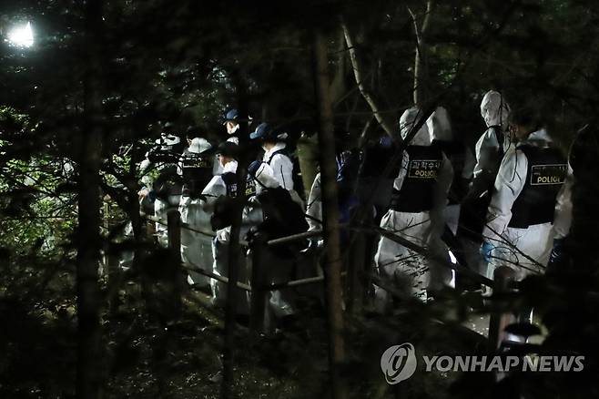 박원순 시장 시신 운구하는 경찰과학수사대 (서울=연합뉴스) 김주성 기자 = 경찰과학수사대원들이 10일 새벽 서울 종로구 숙정문 인근에서 숨진 채 발견된 박원순 서울시장의 시신을 운구하고 있다. utzza@yna.co.kr