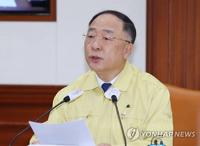 발언하는 홍남기 부총리 (서울=연합뉴스) 김도훈 기자 = 홍남기 경제부총리 겸 기획재정부 장관이 10일 오전 정부서울청사에서 열린 비상경제 중앙대책본부 회의에서 발언하고 있다.  superdoo82@yna.co.kr