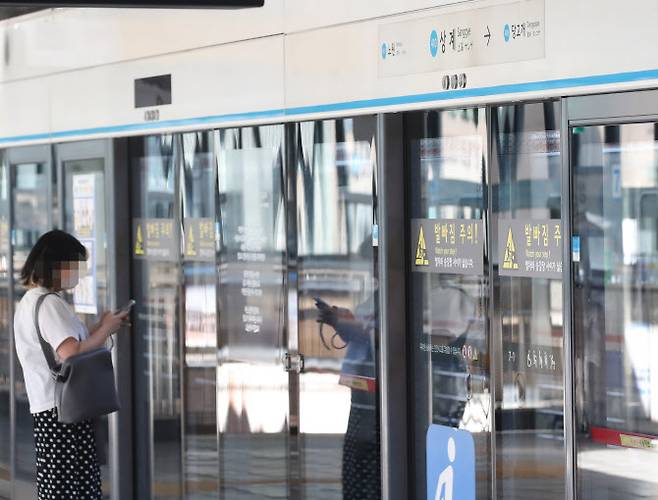 지난 6월 지하철 4호선 상계역 추돌사고로 중단되었던 노원역~당고개역 상행선 구간이 11일 오후 재개되어 시민들이 열차를 이용하고 있다.(사진=연합뉴스)