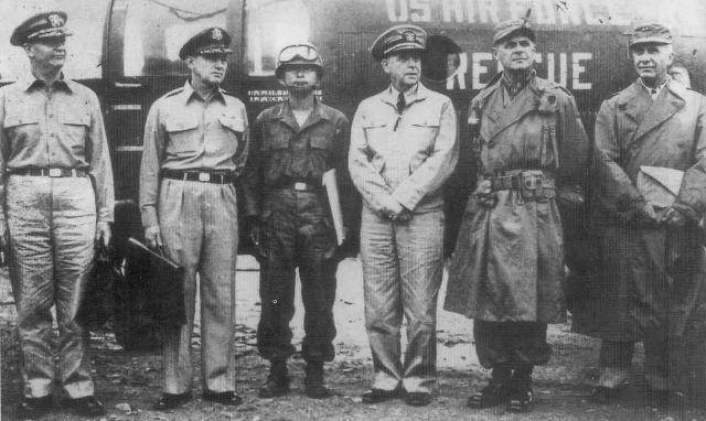 휴전회담 한국대표를 역임한 백 장군이 육군에 기증한 군 역사 관련 기록물 중 1951년 7월 10일 유엔 대표들이 휴전회담을 위해 개성으로 가기에 앞서 기념촬영 하고 있는 모습. 휴전협정 당시 계급으로 왼쪽부터 버크 제독, 크레이기 공군 소장, 백선엽 소장, 조이 해군 중장, 리지웨이 유엔군사령관, 호디스 육군 소장. 연합뉴스 자료사진