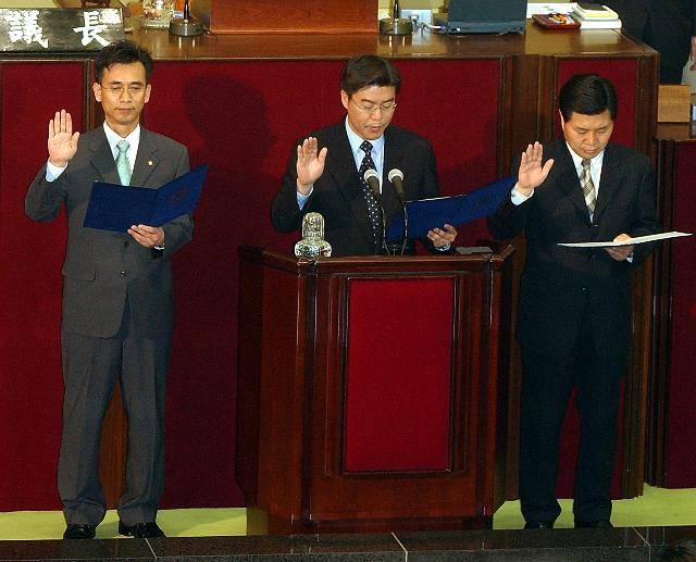 다음날인 2003년 4월 30일 정장으로 고쳐 입은 유(왼쪽부터) 의원이 오경훈, 홍문종 의원이 의원선서를 하고 있다. 한국일보 자료사진