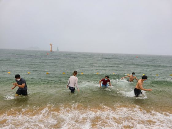 강원도 동해안 속초해수욕장 개장 첫날인 10일 피서객들이 마스크를 쓴 채 물놀이를 즐기고 있다. 박진호 기자