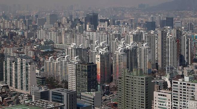 정부의 부동산 규제 대책과 코로나19로 인한 경기 침체 우려가 겹치면서 강남권 아파트값이 하락세를 보이고 있다.서울 아파트값은 강남4구인 송파(-0.17%) 강남(-0.12%) 강동(-0.06%) 서초(-0.04%)를 비롯해 용산(-0.01%) 등 고가 아파트가 많은 지역 위주로 떨어졌다.사진은 31일 강남구 아파트 단지 모습. / 사진=김창현 기자 chmt@