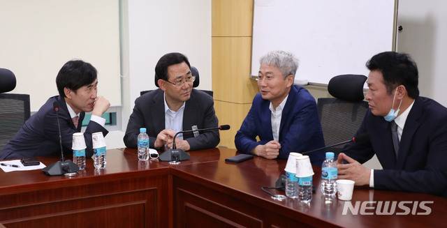 [서울=뉴시스] 김진아 기자 = 미래통합당 주호영 원내대표, 하태경 의원이 10일 서울 여의도 국회 의원회관에서 열린 미래통합당 박지원 국정원장 청문자문단 및 정보위원 1차 합동회의에 참석해 김근식 자문단장을 비롯한 참석자들과 대화를 하고 있다. 2020.07.10. bluesoda@newsis.com