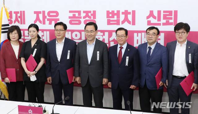 [서울=뉴시스] 김진아 기자 = 주호영 미래통합당 원내대표가 10일 서울 여의도 국회에서 열린 부동산대책특위 임명장수여식 및 1차 회의에서 송석준 부동산대책특위 위원장을 비롯한 위원들에게 임명장을 수여 후 기념촬영을 하고 있다. 2020.07.10. bluesoda@newsis.com