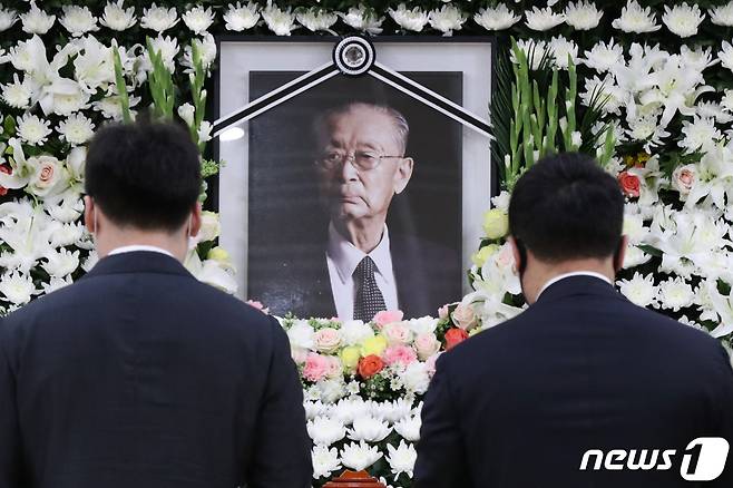 6·25 한국전쟁의 ‘영웅’으로 불리는 백선엽 장군이 지난 10일 향년 100세로 별세했다. 백 장군은 1920년 평남 강서에서 태어났다. 일제강점기 만주군 소위로 임관해 군문에 들어온 뒤 6·25전쟁 때 1사단장, 1군단장, 육군참모총장, 휴전회담 한국 대표를 지냈다. 11일 오후 서울 송파구 서울아산병원 장례식장에 마련된 故 백선엽 장군 빈소에서 조문객들이 조의를 표하고 있다. 2020.7.11/뉴스1 © News1 민경석 기자