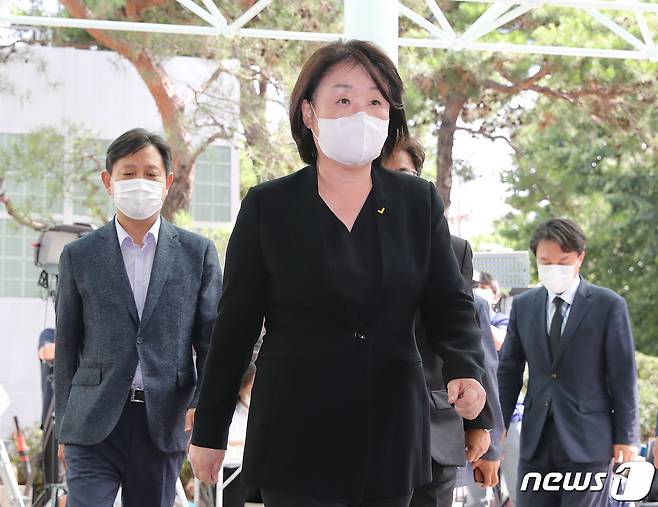 심상정 정의당 대표가 10일 오후 서울 종로구 서울대병원 장례식장에 마련된 故 박원순 서울시장 빈소로 들어서고 있다. 2020.7.10/뉴스1 © News1 임세영 기자