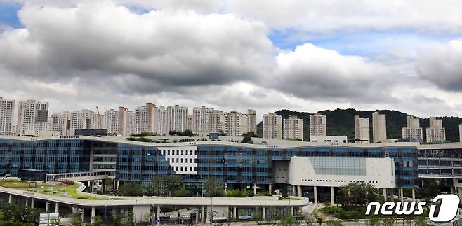 7·10부동산 대책이 발표된 10일 세종시 어진동 정부세종청사 국토교통부 뒤로 아파트 단지가 보이고 있다. © News1 장수영 기자