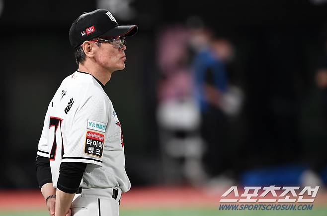 2020 KBO리그 KT 위즈와 삼성 라이온즈의 경기가 10일 수원KT위즈파크에서 열렸다. KT 이강철 감독. 수원=박재만 기자 pjm@sportschosun.com/2020.07.10/