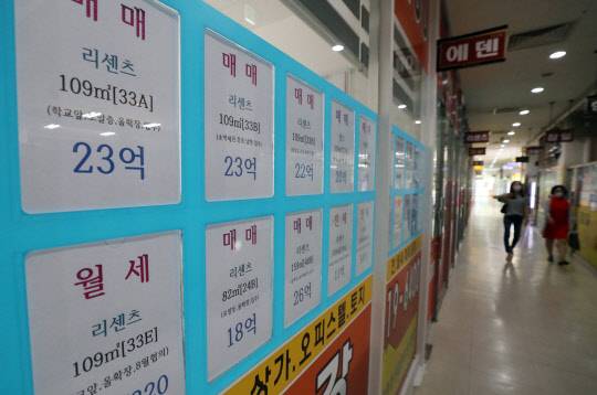 6·17 부동산 대책 발표 3주 만에 다시 나온 '7·10 대책'에 대해 전문가들은 다주택자에 대한 세금을 크게 올려 투기수요를 원천 차단하려는 고강도 대책이라고 평가했다. 사진은 서울 송파구 잠실 아파트 단지 상가의 부동산 중개업소.  



연합뉴스