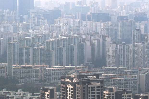 강력한 부동산시장 규제가 한달 새 두 번이나 발표됐지만 강남 주요 단지의 호가는 계속 오르며 매물은 잠기고 있다. 강남구 대치동 일대 아파트 전경. 연합뉴스