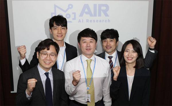 윤희도 리서치센터장(가운데)을 포함한 AI리서치팀이 파이팅을 외치고 있다. [이승환 기자]