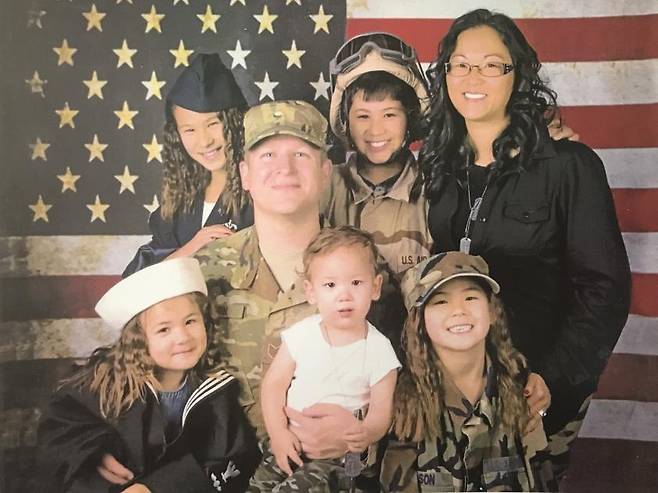 2남3녀를 둔 올슨(뒷줄 오른쪽) 씨의 현재 모습 [아동권리보장원 입양인지원센터 제공]