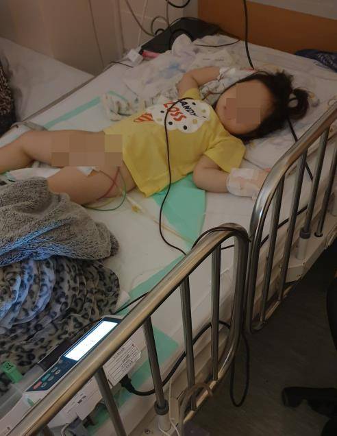 안산 A 유치원에서 발생한 집단식중독으로 용혈성요독증후군 진단을 받은 B(4) 양이 입원 치료 중인 모습.  [B 양 엄마 C 씨 제공. 재판매 및 DB 금지]