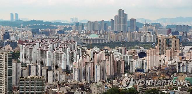 취득세·종부세·양도세 강화로 부동산 안정화 나선 정부 7·10 대책 발표일 오후 서울 마포와 여의도 일대 아파트 단지 모습. 2020.7.10 superdoo82@yna.co.kr [연합뉴스 자료사진]