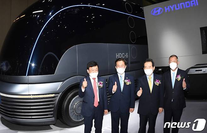 정세균 국무총리, 정의선 현대자동차 부회장을 비롯한 참석자들이 1일 경기 고양시 킨텍스에서 열린 '제1회 수소모빌리티+쇼'에서 수소전용 대형트럭 콘셉트카 'HDC-6 넵튠' 앞에서 기념촬영을 하고 있다. 2020.7.1/뉴스1 © News1 유승관 기자