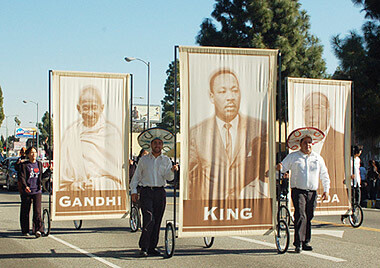 2007년 1월 ‘마틴 루서 킹 데이’ 때 미국 시애틀에서 20세기 비폭력 평화운동 주창자인 인도의 간디(맨 왼쪽), 미국 흑인 인권운동가 킹 목사(가운데), 일본의 불교 지도자이자 평화운동가인 이케다 다이사쿠 국제창가학회 회장(맨 오른쪽)의 얼굴 휘장을 든 채 시민들이 퍼레이드를 하고 있다. 사진 <크리스천투데이> 제공