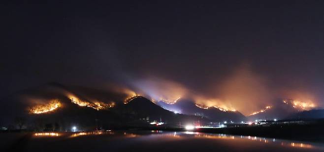 지난 4월24일 경북 안동시 풍천면 인금리 야산에서 시작된 산불이 번져가고 있다. 이 불은 사흘간 계속되다가 축구장 2700개 규모(1944㏊)의 피해를 낸 후 꺼졌다.  연합뉴스