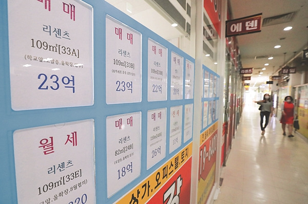 7·10 부동산 대책이 나온 뒤인 12일 서울 송파구 잠실 아파트 단지 상가의 부동산 중개업소 유리창에 매매 및 월세를 알리는 안내문이 어지럽게 붙어 있다. 종합부동산세·양도소득세·취득세를 모두 올린 이번 대책이 과연 효과를 거둘지에 대해 시장의 반응은 엇갈리고 있다. 연합뉴스