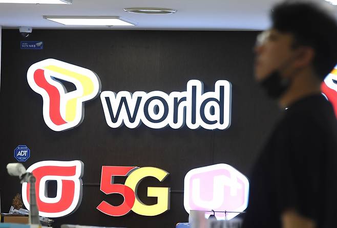 ‘5G’ 서비스는 요금이 LTE보다 비싸더라도 속도가 20배쯤 빠른 것으로 인식되지만 현실은 달랐다. 5G 서비스를 시작한 지 1년이 지났음에도 비싸고 느린 서비스에 이용자들은 속이 터진다. /사진=장동규 기자