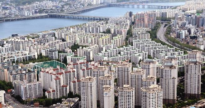 정부가 7·10 부동산 대책을 통해 종합부동산세를 크게 올리면서 종부세 대상 1주택자와 다주택자들의 세 부담이 크게 늘어나게 됐다. 사진은 서울의 한 아파트 밀집지역. [헤럴드경제DB]