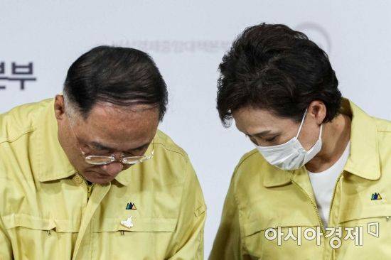 홍남기 경제부총리 겸 기획재정부 장관과 김현미 국토교통부 장관이 10일 서울 종로구 정부서울청사에서 다주택자에 대한 종부세 강화 등 부동산 종합대책 발표를 마친 뒤 브리핑실을 나서고 있다./강진형 기자aymsdream@
