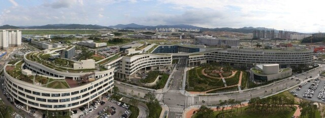서울과 수도권에 대한 지나친 집중을 완화하기 위해서는 제2국회와 제2청와대를 세종시에 마련하는 등 상징적 조처가 필요하다는 의견이 나온다. 행정중심복합도시건설청 제공
