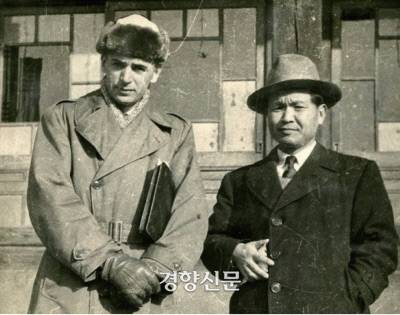 1950년 12월 벌어진 유물의 전격 비밀 소개 작전에 혁혁한 공을 세운 이는 당시 미국공보원 한국지부장이었던 유진 크네즈(왼쪽)였다. 크네즈는 “유물 이송을 도와달라”는 김재원 관장의 부탁을 듣고 트럭과 열차 수송을 도맡아했다. 미국 정부의 허락도 얻지 않았지만 징계를 무릅쓰고 도왔다.|국립중앙박물관 제공