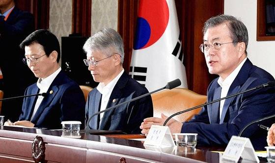 문재인 대통령은 14일 관계부처 합동으로 '한국판 뉴딜' 종합계획을 발표하고 SOC 분야에 2025년까지 총사업비 15조8000억원(국비 10조원 포함)을 투자, 일자리 19만3000개를 창출한다고 밝혔다. /사진=머니투데이