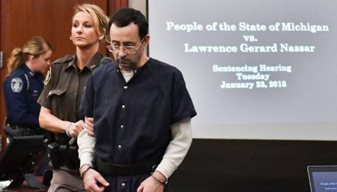 30년 넘게 어린 여자 선수들을 유린한 팀닥터 래리 내서르. 징역 175년을 선고받았다.